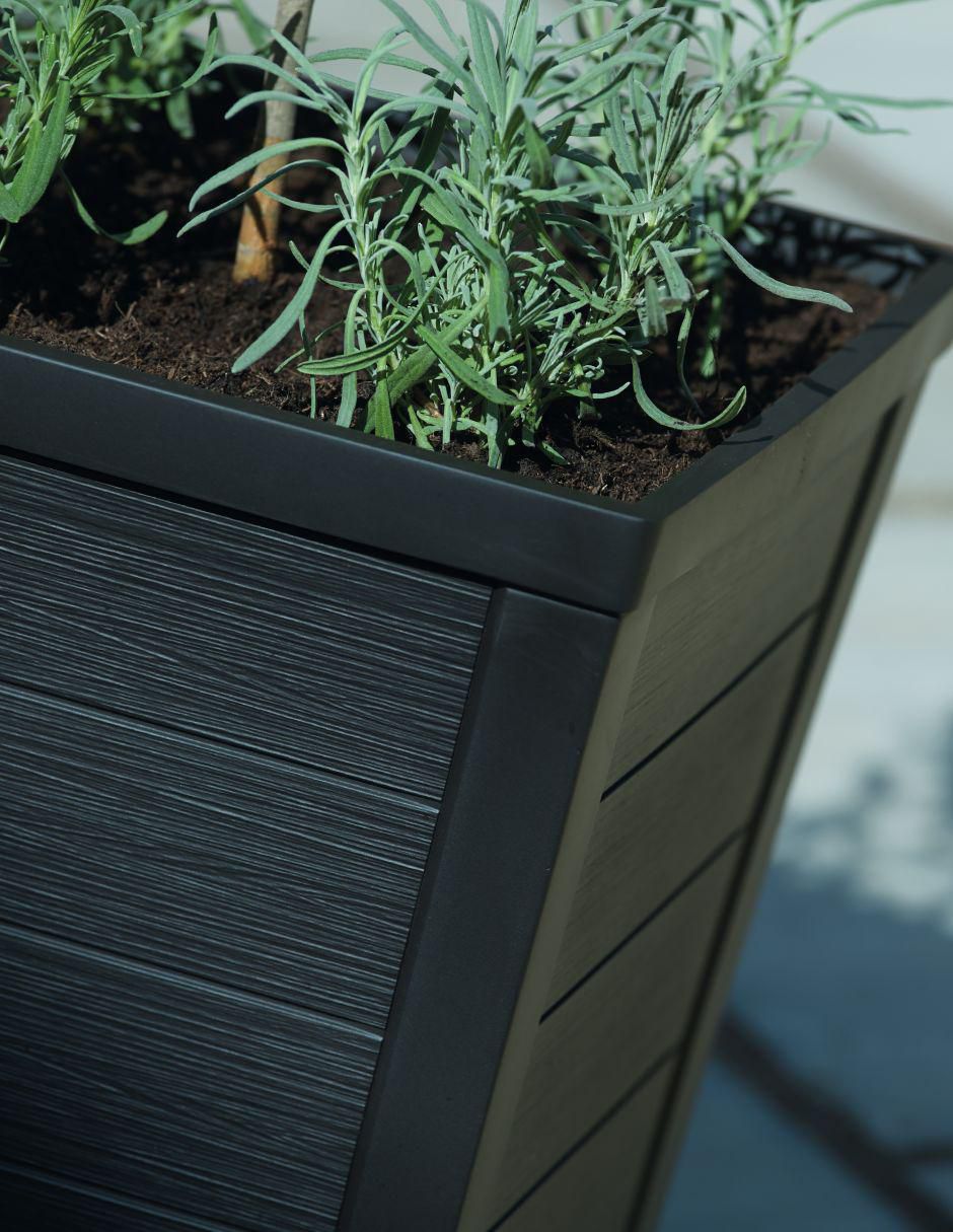 Jardinera piso Square con sistema automático de riego